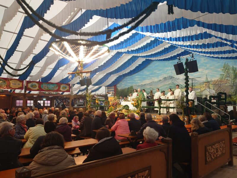 Gottesdienst im Festzelt