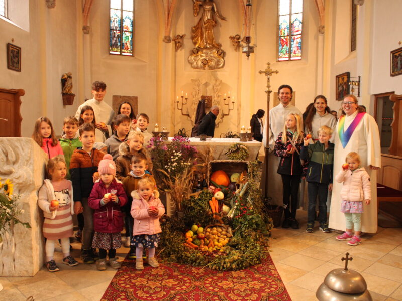 Familiengottesdienst zu Erntedank mit Verabschiedung, Aufnahme & Ehrung der Ministranten