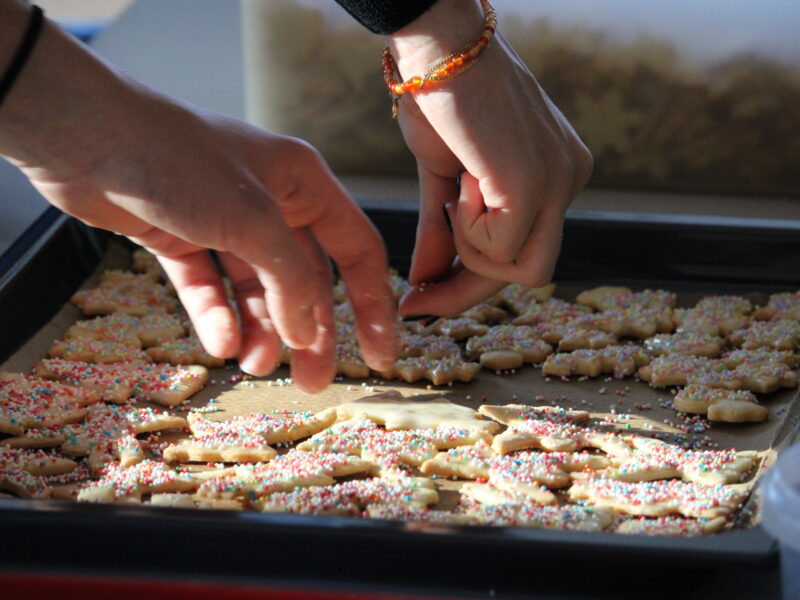 Minis verzieren Plätzchen für Senioren