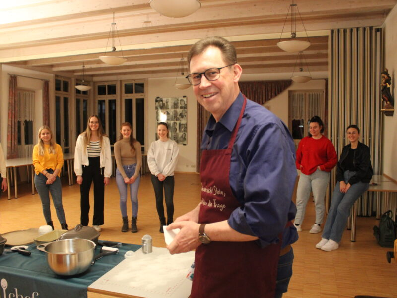 Zwischenzeit-Junge Erwachsene backen Brot